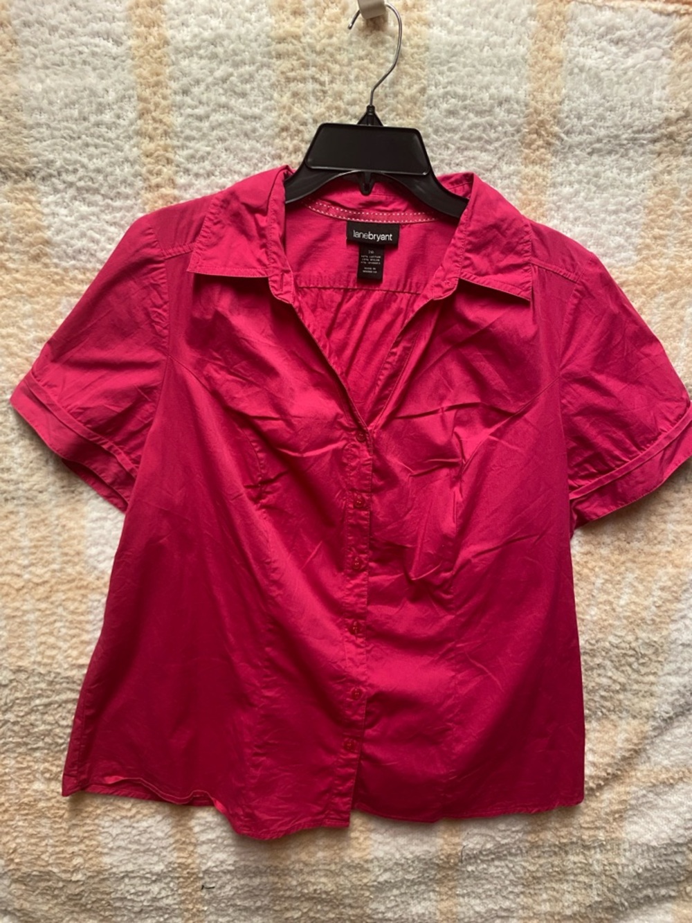Lane Bryant Plus Size 20
Fuchsia Pink Button Up V-Neck Top
